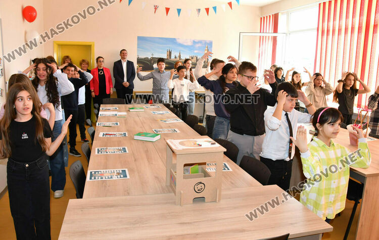 Откриха иновативен кабинет по английски език в ОУ &bdquo;Шандор Петьофи&ldquo;