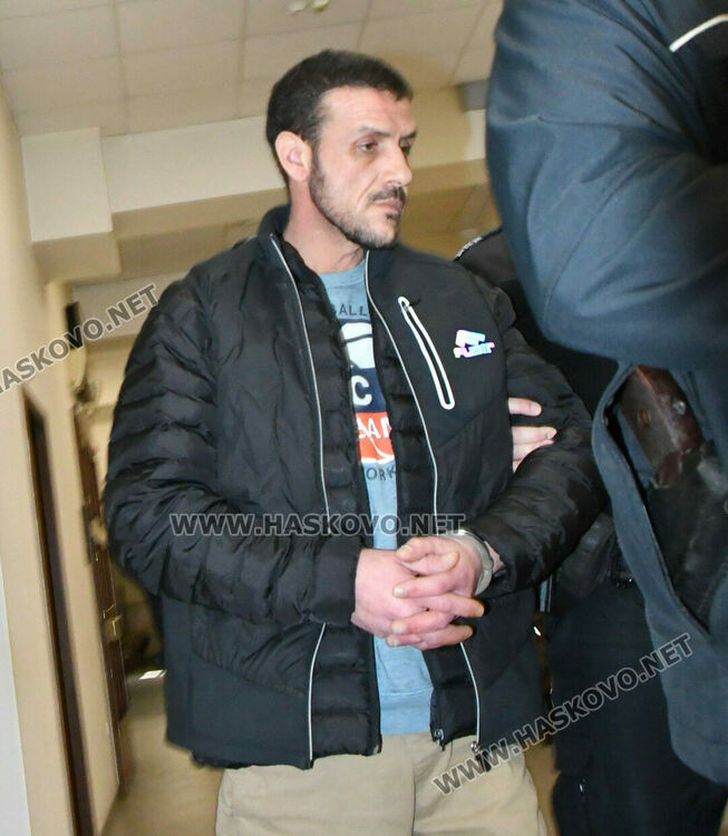 Мъж с 10 присъди остава в ареста след обвинение за държане и разпространение на наркотици