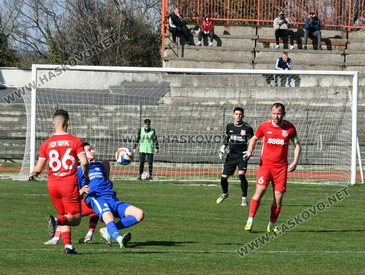 ОФК &bdquo;Хасково&ldquo; с нулево равенство срещу лидера. Спорни отсъждания белязаха мача