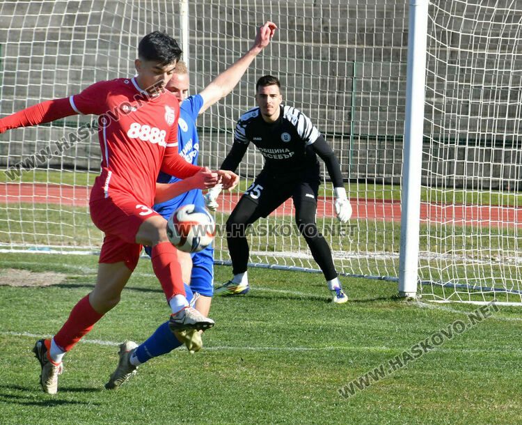 ОФК &bdquo;Хасково&ldquo; с нулево равенство срещу лидера. Спорни отсъждания белязаха мача