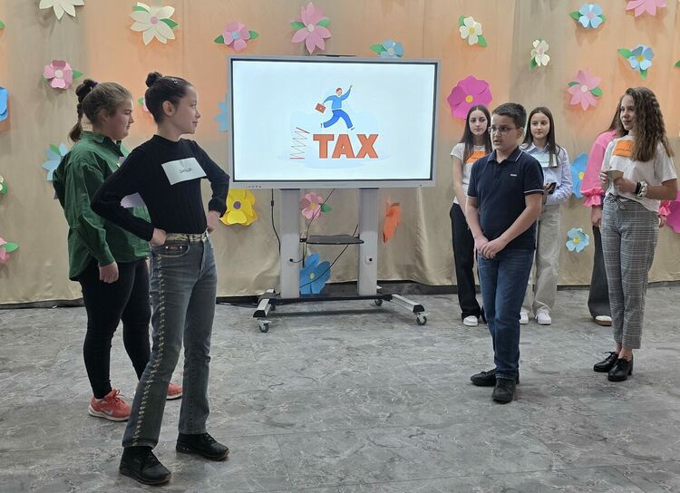 &bdquo;Въртележка на парите&ldquo; учи йовковци на финансова грамотност чрез театър