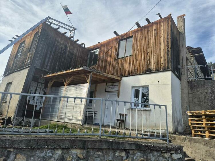 Започна ремонтът на покрива на читалището в село Беден