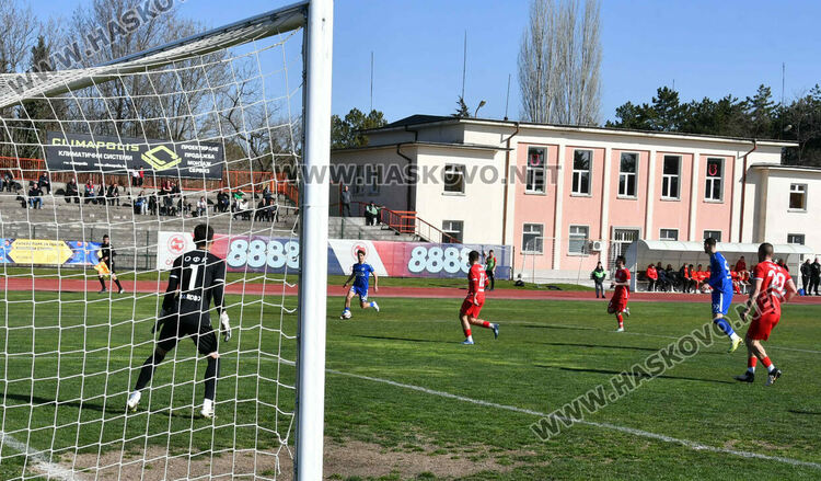 ОФК &bdquo;Хасково&ldquo; с нулево равенство срещу лидера. Спорни отсъждания белязаха мача