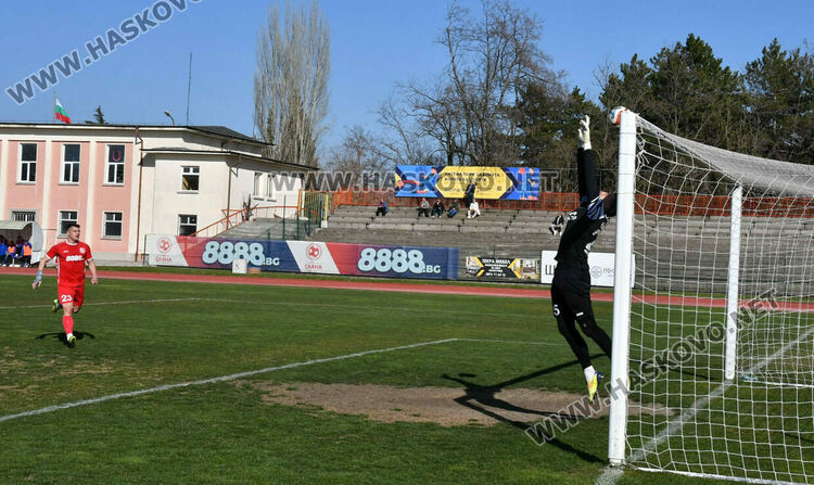 ОФК &bdquo;Хасково&ldquo; с нулево равенство срещу лидера. Спорни отсъждания белязаха мача
