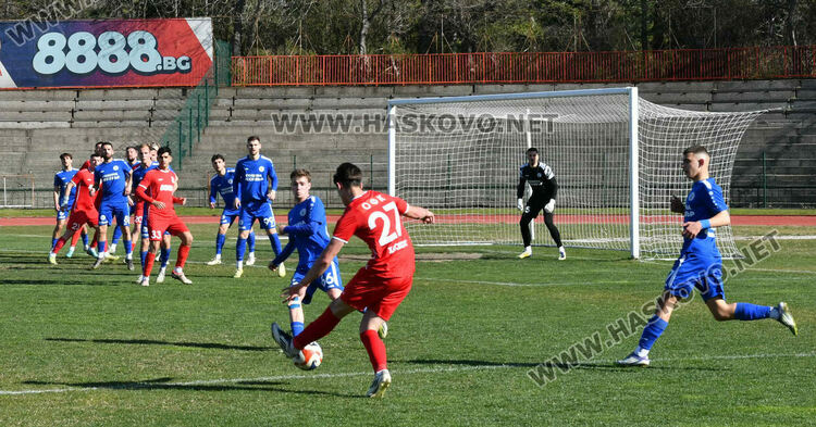 ОФК &bdquo;Хасково&ldquo; с нулево равенство срещу лидера. Спорни отсъждания белязаха мача