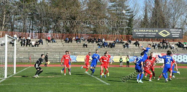 ОФК &bdquo;Хасково&ldquo; с нулево равенство срещу лидера. Спорни отсъждания белязаха мача