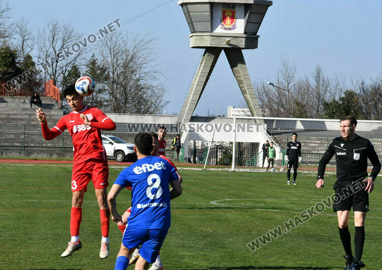 ОФК &bdquo;Хасково&ldquo; с нулево равенство срещу лидера. Спорни отсъждания белязаха мача