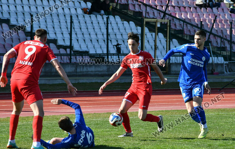 ОФК &bdquo;Хасково&ldquo; с нулево равенство срещу лидера. Спорни отсъждания белязаха мача