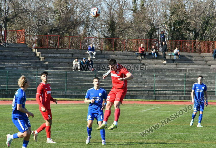 ОФК &bdquo;Хасково&ldquo; с нулево равенство срещу лидера. Спорни отсъждания белязаха мача