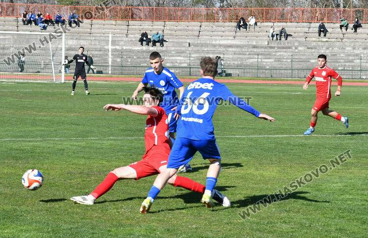 ОФК &bdquo;Хасково&ldquo; с нулево равенство срещу лидера. Спорни отсъждания белязаха мача