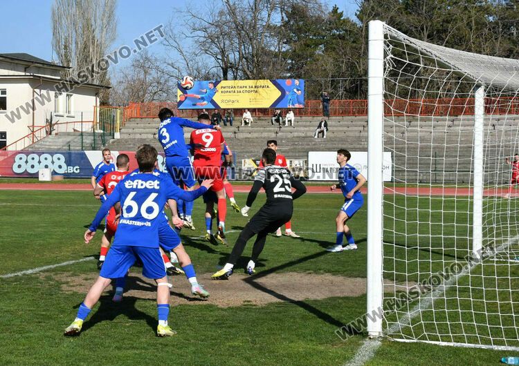 ОФК &bdquo;Хасково&ldquo; с нулево равенство срещу лидера. Спорни отсъждания белязаха мача