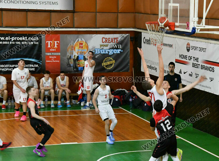 Юношите на &bdquo;Хасково&ldquo; стартираха поредния кръг с победа над &bdquo;розите&ldquo;