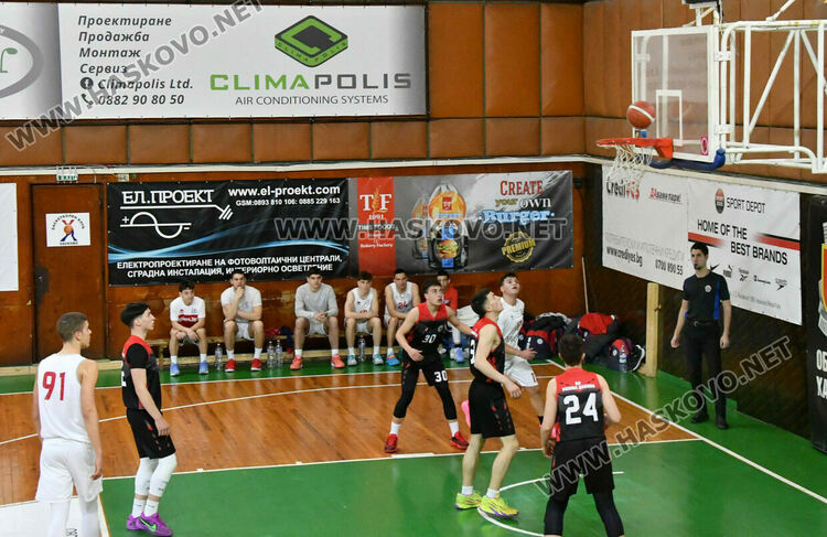 Юношите на &bdquo;Хасково&ldquo; стартираха поредния кръг с победа над &bdquo;розите&ldquo;