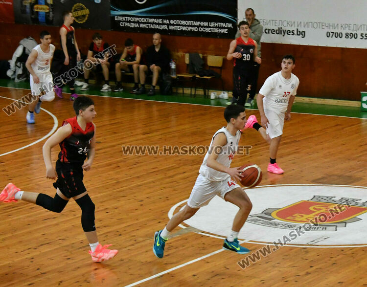 Юношите на &bdquo;Хасково&ldquo; стартираха поредния кръг с победа над &bdquo;розите&ldquo;
