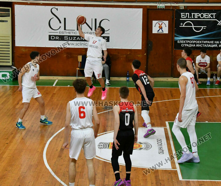 Юношите на &bdquo;Хасково&ldquo; стартираха поредния кръг с победа над &bdquo;розите&ldquo;
