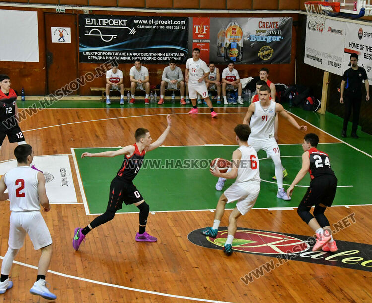 Юношите на &bdquo;Хасково&ldquo; стартираха поредния кръг с победа над &bdquo;розите&ldquo;