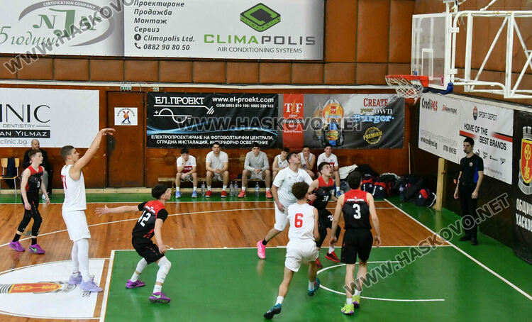 Юношите на &bdquo;Хасково&ldquo; стартираха поредния кръг с победа над &bdquo;розите&ldquo;