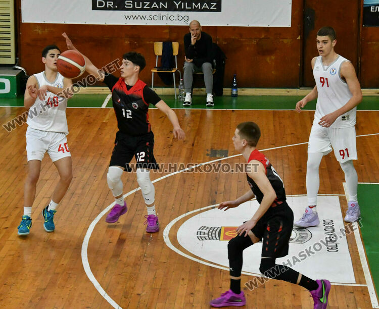 Юношите на &bdquo;Хасково&ldquo; стартираха поредния кръг с победа над &bdquo;розите&ldquo;