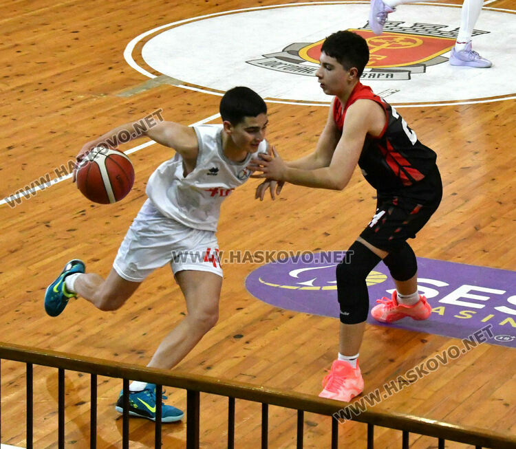 Юношите на &bdquo;Хасково&ldquo; стартираха поредния кръг с победа над &bdquo;розите&ldquo;