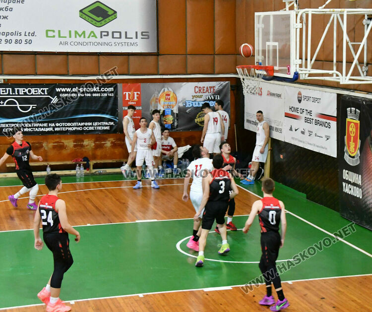 Юношите на &bdquo;Хасково&ldquo; стартираха поредния кръг с победа над &bdquo;розите&ldquo;