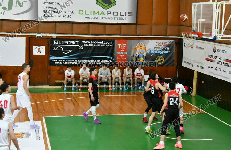 Юношите на &bdquo;Хасково&ldquo; стартираха поредния кръг с победа над &bdquo;розите&ldquo;