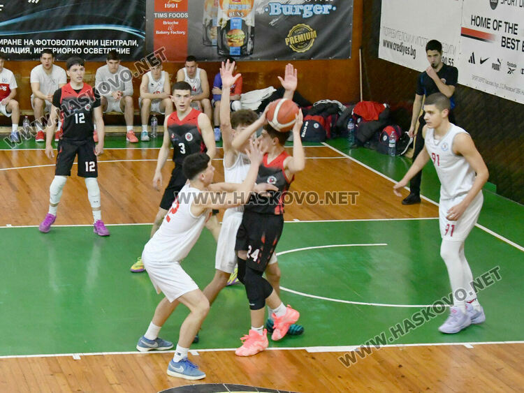 Юношите на &bdquo;Хасково&ldquo; стартираха поредния кръг с победа над &bdquo;розите&ldquo;
