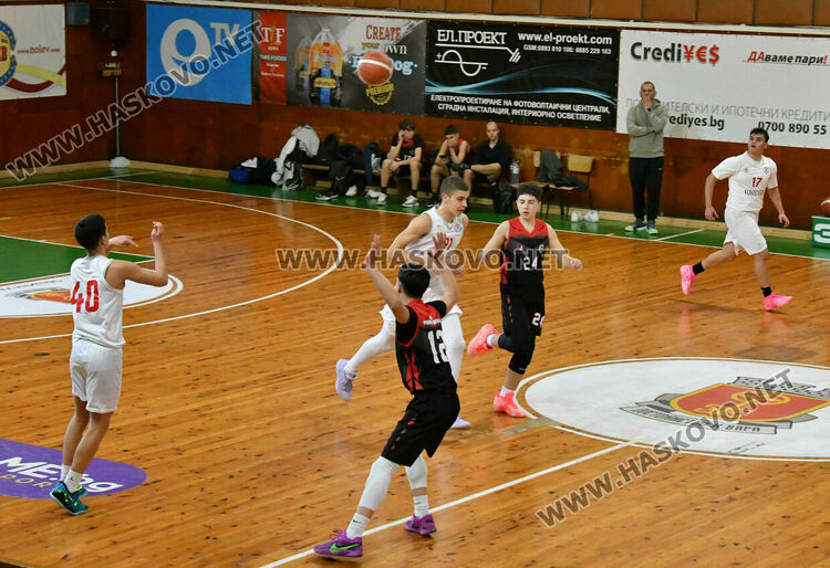 Юношите на &bdquo;Хасково&ldquo; стартираха поредния кръг с победа над &bdquo;розите&ldquo;