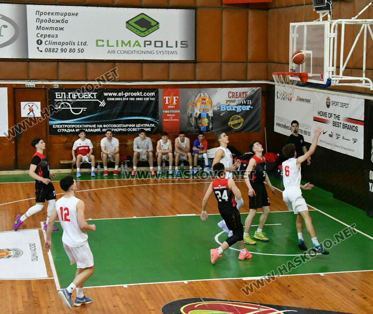 Юношите на &bdquo;Хасково&ldquo; стартираха поредния кръг с победа над &bdquo;розите&ldquo;