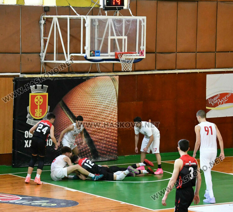 Юношите на &bdquo;Хасково&ldquo; стартираха поредния кръг с победа над &bdquo;розите&ldquo;