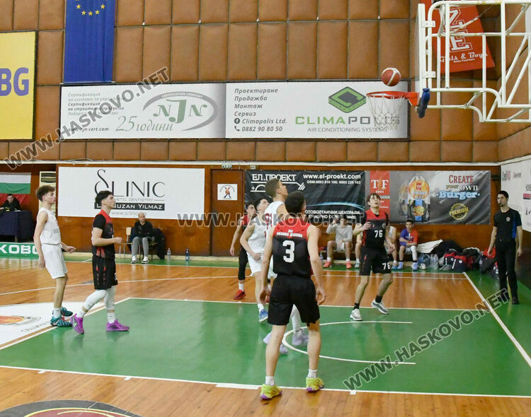 Юношите на &bdquo;Хасково&ldquo; стартираха поредния кръг с победа над &bdquo;розите&ldquo;
