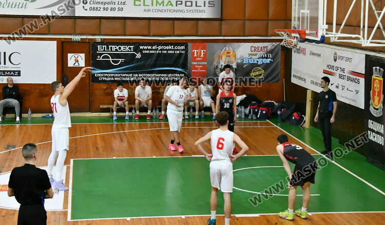 Юношите на &bdquo;Хасково&ldquo; стартираха поредния кръг с победа над &bdquo;розите&ldquo;