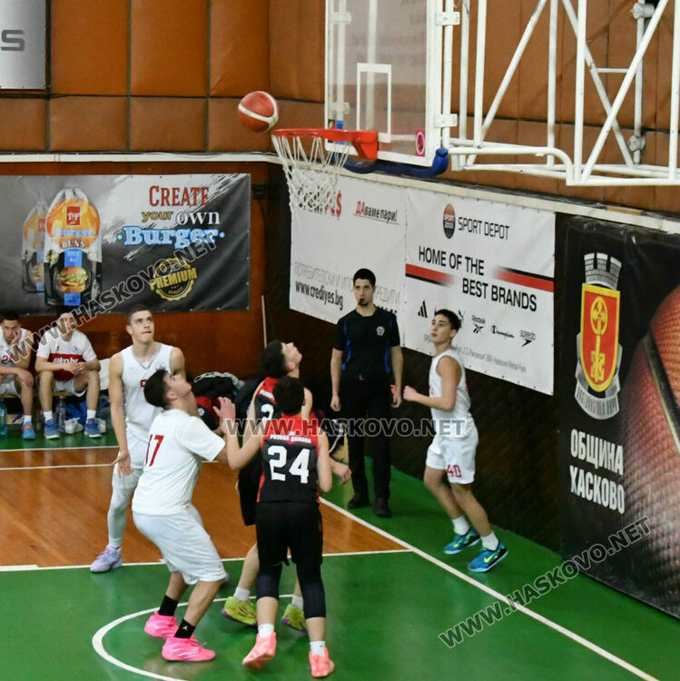 Юношите на &bdquo;Хасково&ldquo; стартираха поредния кръг с победа над &bdquo;розите&ldquo;