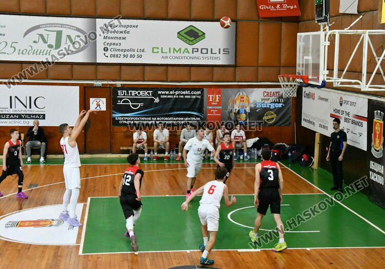Юношите на &bdquo;Хасково&ldquo; стартираха поредния кръг с победа над &bdquo;розите&ldquo;