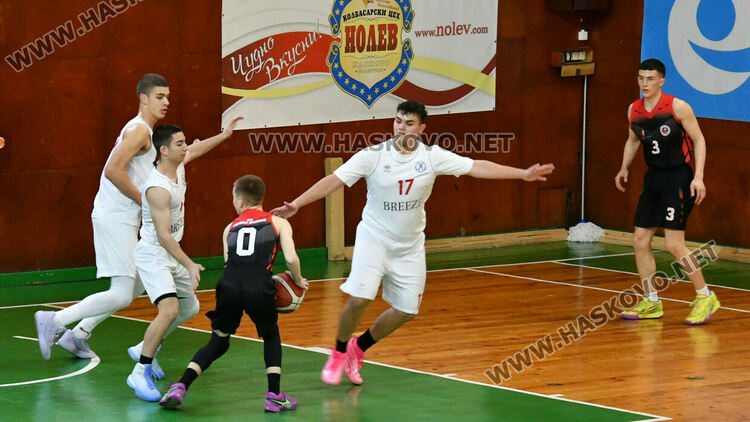 Юношите на &bdquo;Хасково&ldquo; стартираха поредния кръг с победа над &bdquo;розите&ldquo;