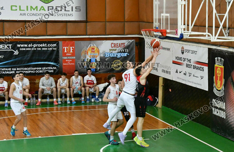 Юношите на &bdquo;Хасково&ldquo; стартираха поредния кръг с победа над &bdquo;розите&ldquo;