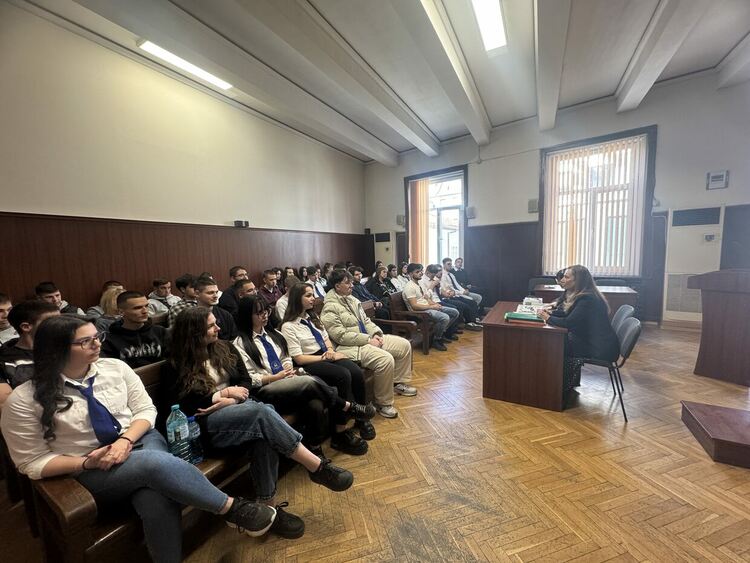 Ученици от ПГДС-Хасково слушаха лекция в съда за сключването на договор при постъпване на работа