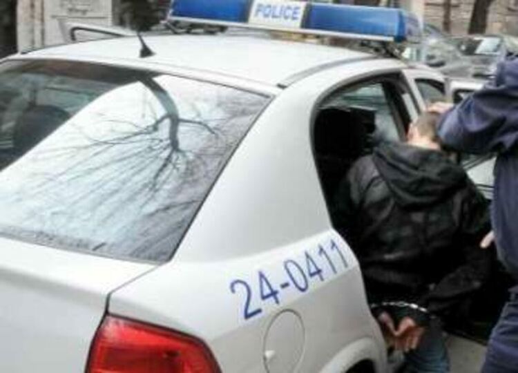 Хванаха крадец на 19 години и двама с наркотици