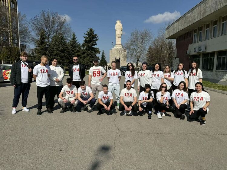 На баскетболен мач: Ученици от ПГТ-Хасково поканиха класния си ръководител Виктор Колянов на бала 