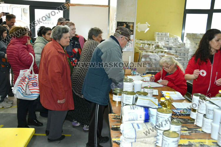 Хасковлии извиха опашка в първия ден от раздаването на помощи от БЧК