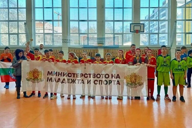 &bdquo;Мечките" (Баните) &ndash; вицешампиони на Държавното първенство по хокей на трева в зала до 14 години