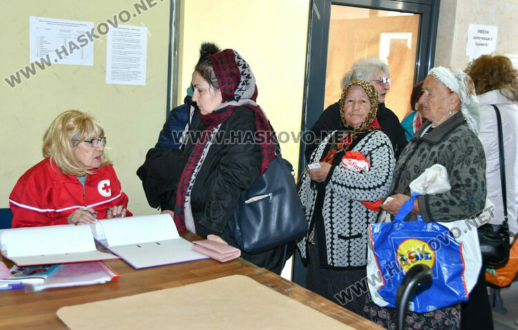 Хасковлии извиха опашка в първия ден от раздаването на помощи от БЧК