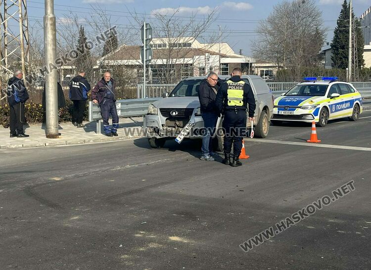 Двама пострадаха при катастрофа между кола на ВиК-Хасково и &bdquo;Фолксваген&ldquo; 