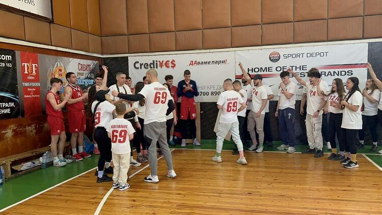 На баскетболен мач: Ученици от ПГТ-Хасково поканиха класния си ръководител Виктор Колянов на бала 