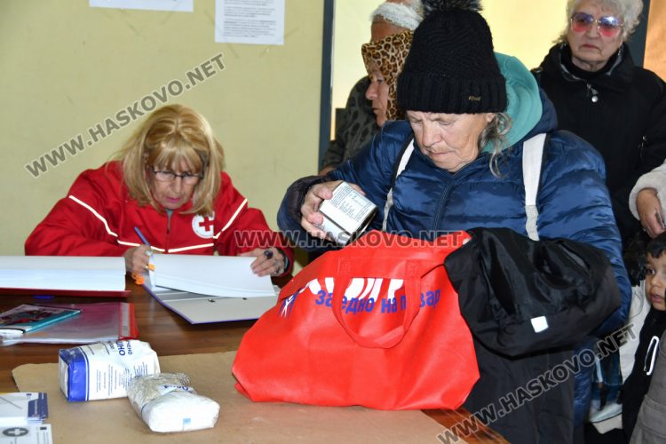 Хасковлии извиха опашка в първия ден от раздаването на помощи от БЧК