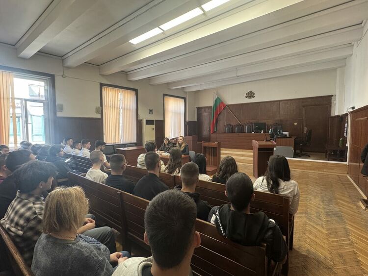 Ученици от ПГДС-Хасково слушаха лекция в съда за сключването на договор при постъпване на работа