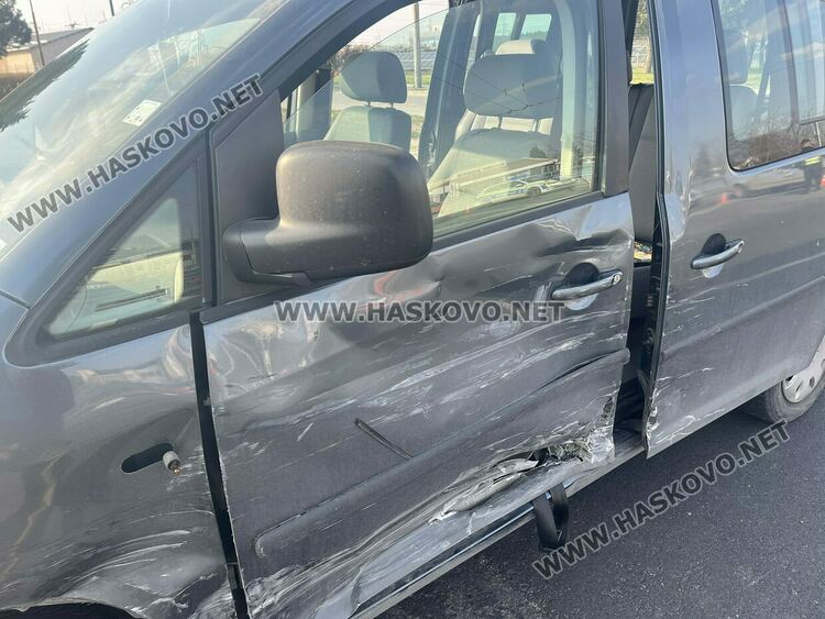 Двама пострадаха при катастрофа между кола на ВиК-Хасково и &bdquo;Фолксваген&ldquo; 