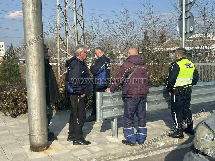 Двама пострадаха при катастрофа между кола на ВиК-Хасково и &bdquo;Фолксваген&ldquo; 