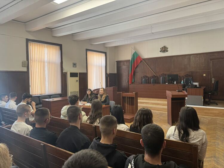Ученици от ПГДС-Хасково слушаха лекция в съда за сключването на договор при постъпване на работа