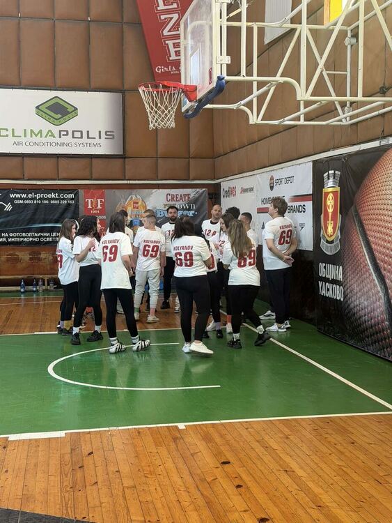 На баскетболен мач: Ученици от ПГТ-Хасково поканиха класния си ръководител Виктор Колянов на бала 