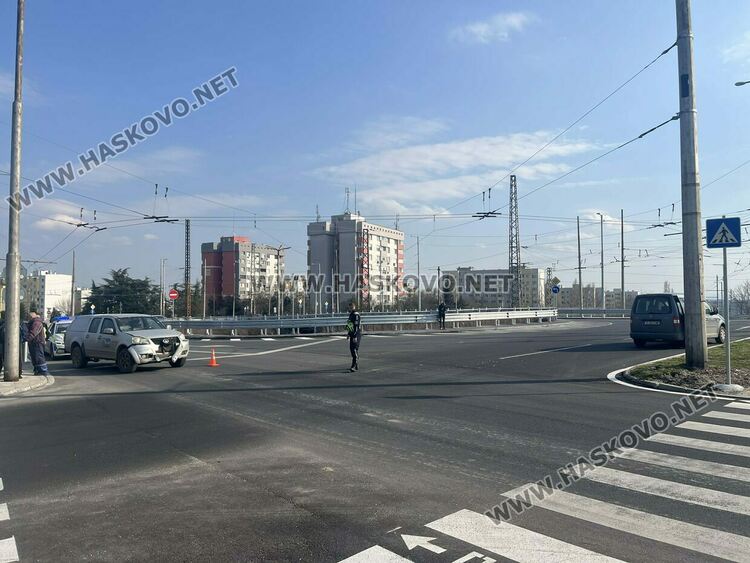 Двама пострадаха при катастрофа между кола на ВиК-Хасково и &bdquo;Фолксваген&ldquo; 